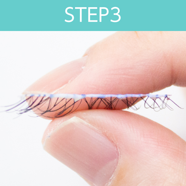 STEP3専用の接着剤をまつ毛の部分に付かないように、根本のラインに薄く均一に付けます。目頭と目尻の部分は少し多めに付けると安定してはがれにくくなります。