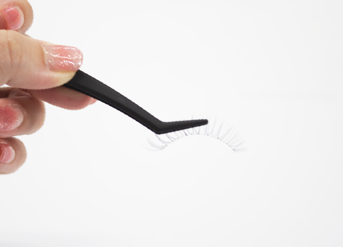 つけまつげを付けるときは横向きに